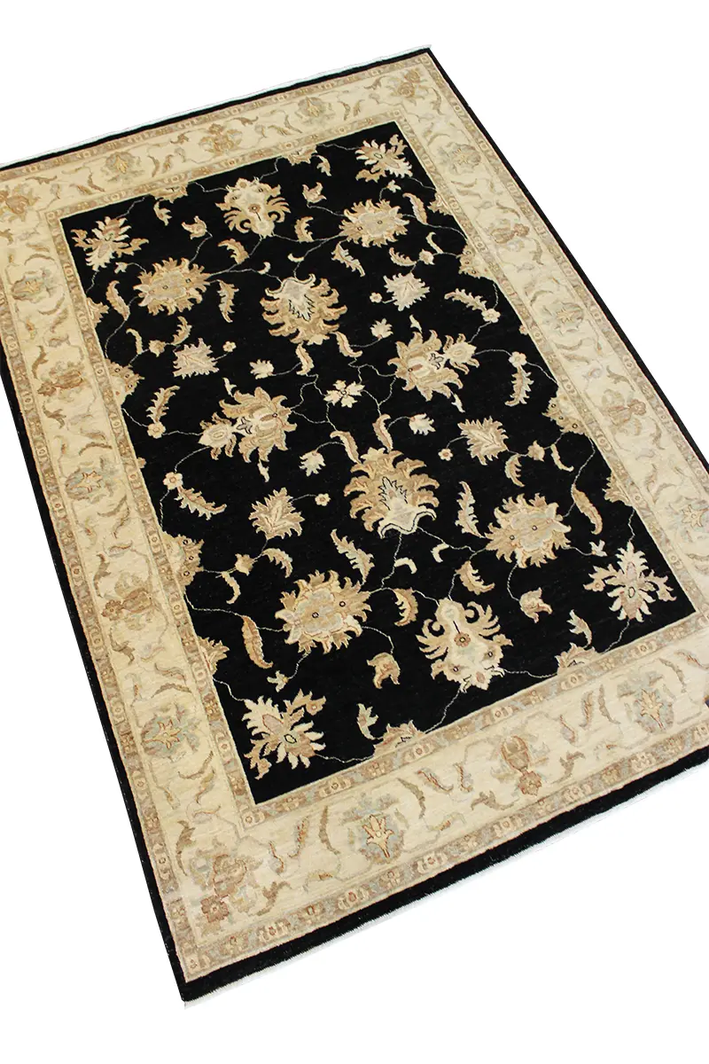 El Dokuma Siyah Uşak Desenli Yün Halı