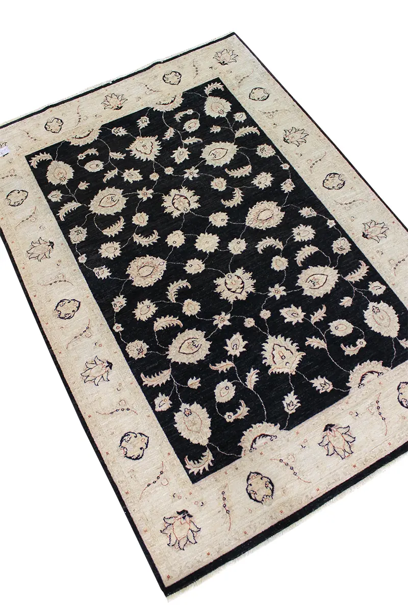 El Dokuma Siyah Uşak Desenli Yün Halı