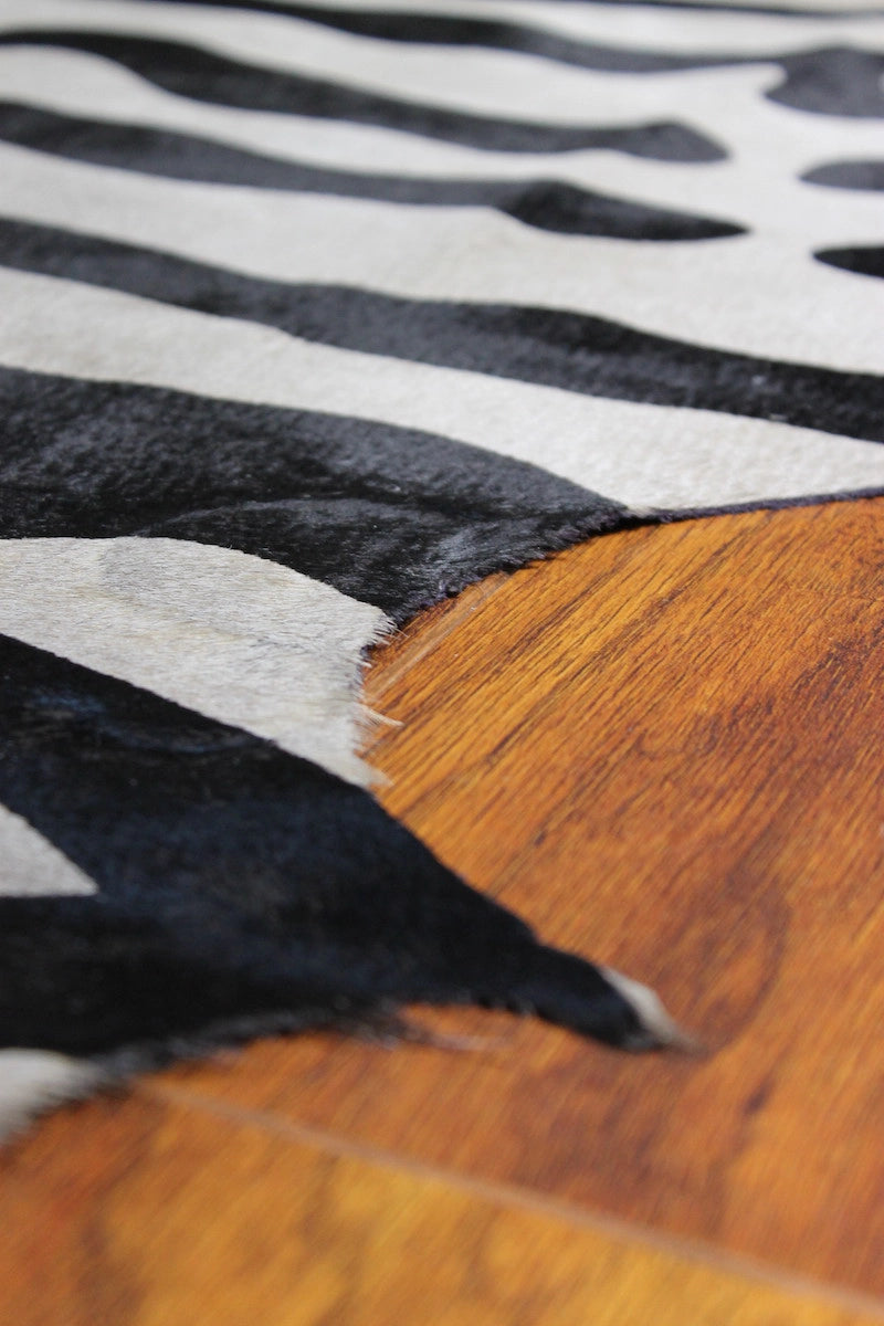 Zebra Desen Holstein Dana Postu