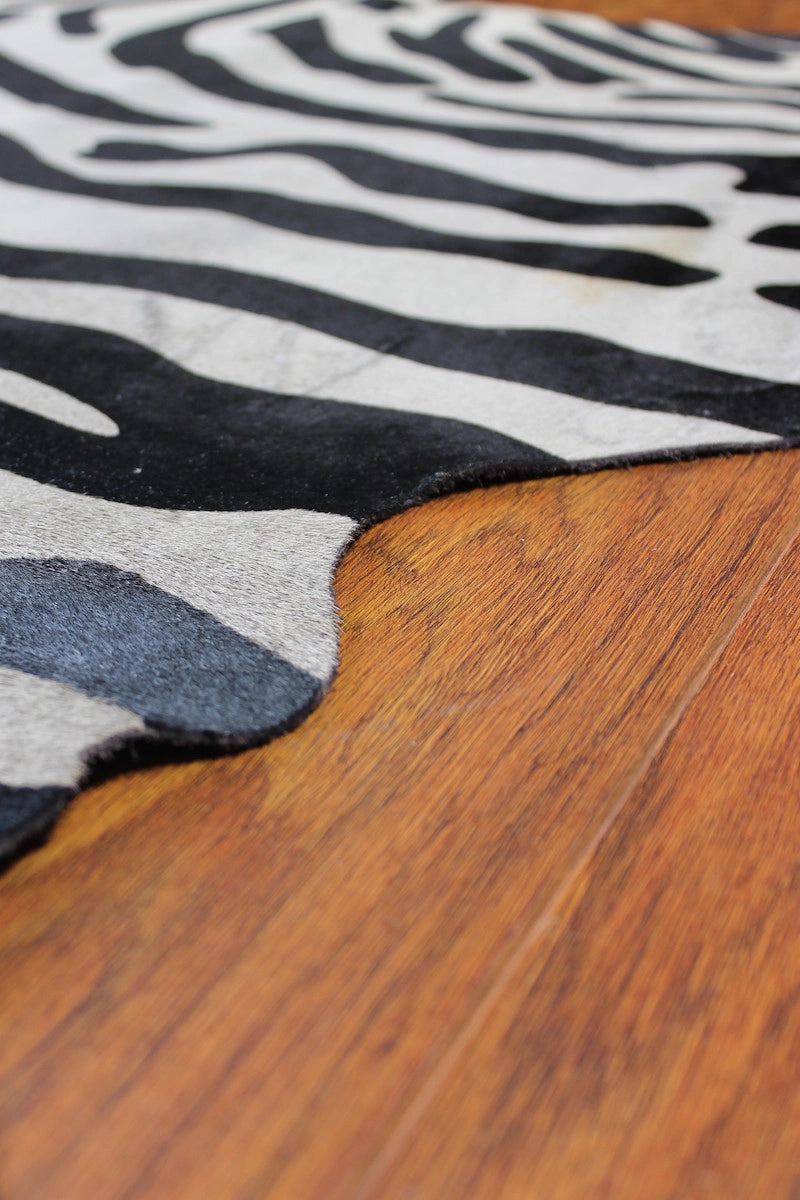 Zebra Desen Holstein Dana Postu