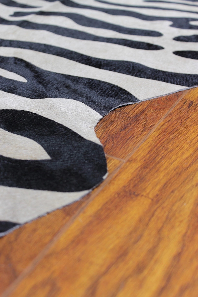 Zebra Desen Holstein Dana Postu