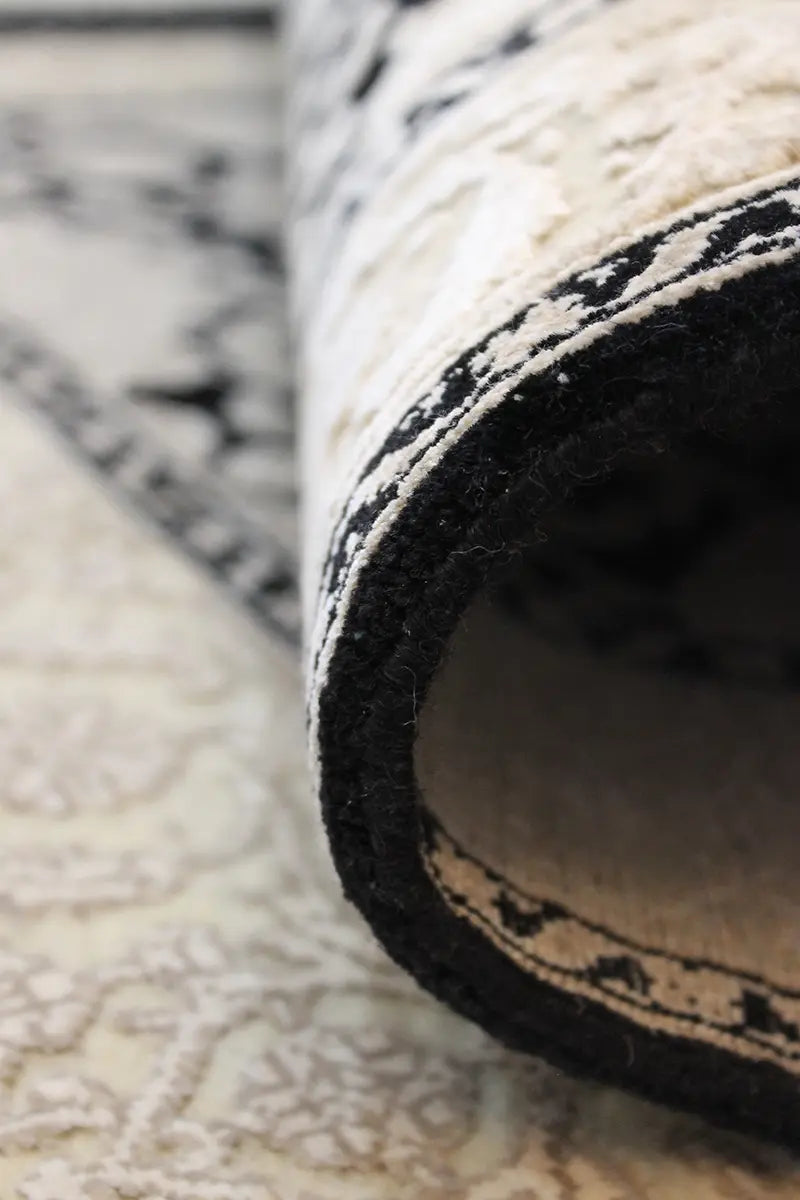 El Dokuma Siyah Uşak Desenli Yün Halı