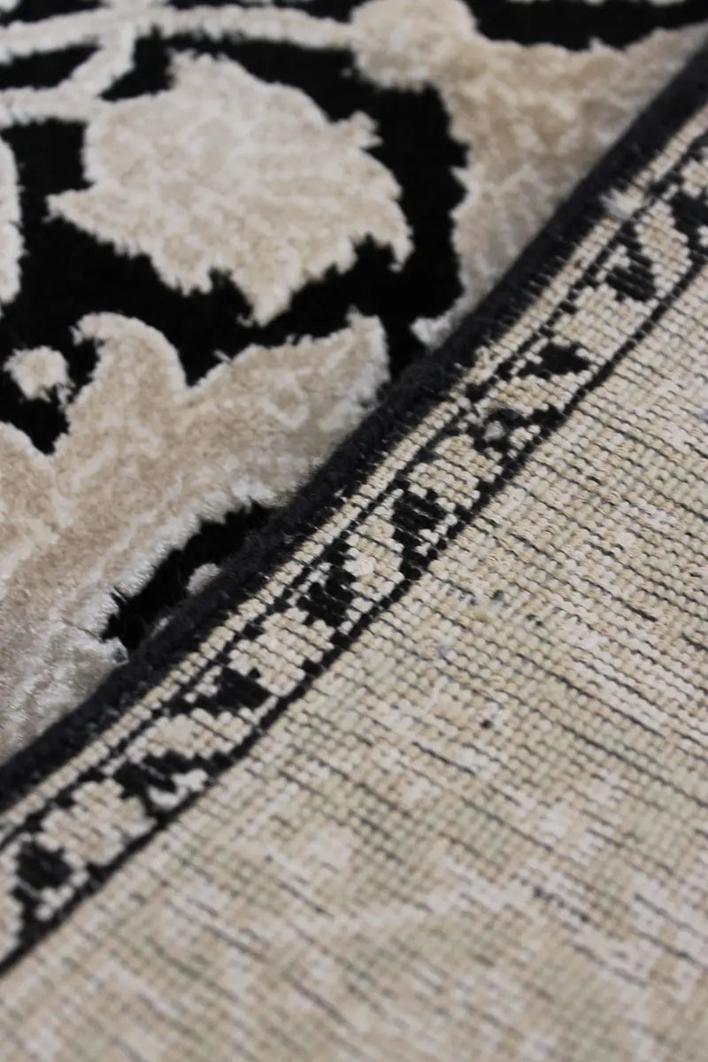 El Dokuma Siyah Uşak Desenli Yün Halı
