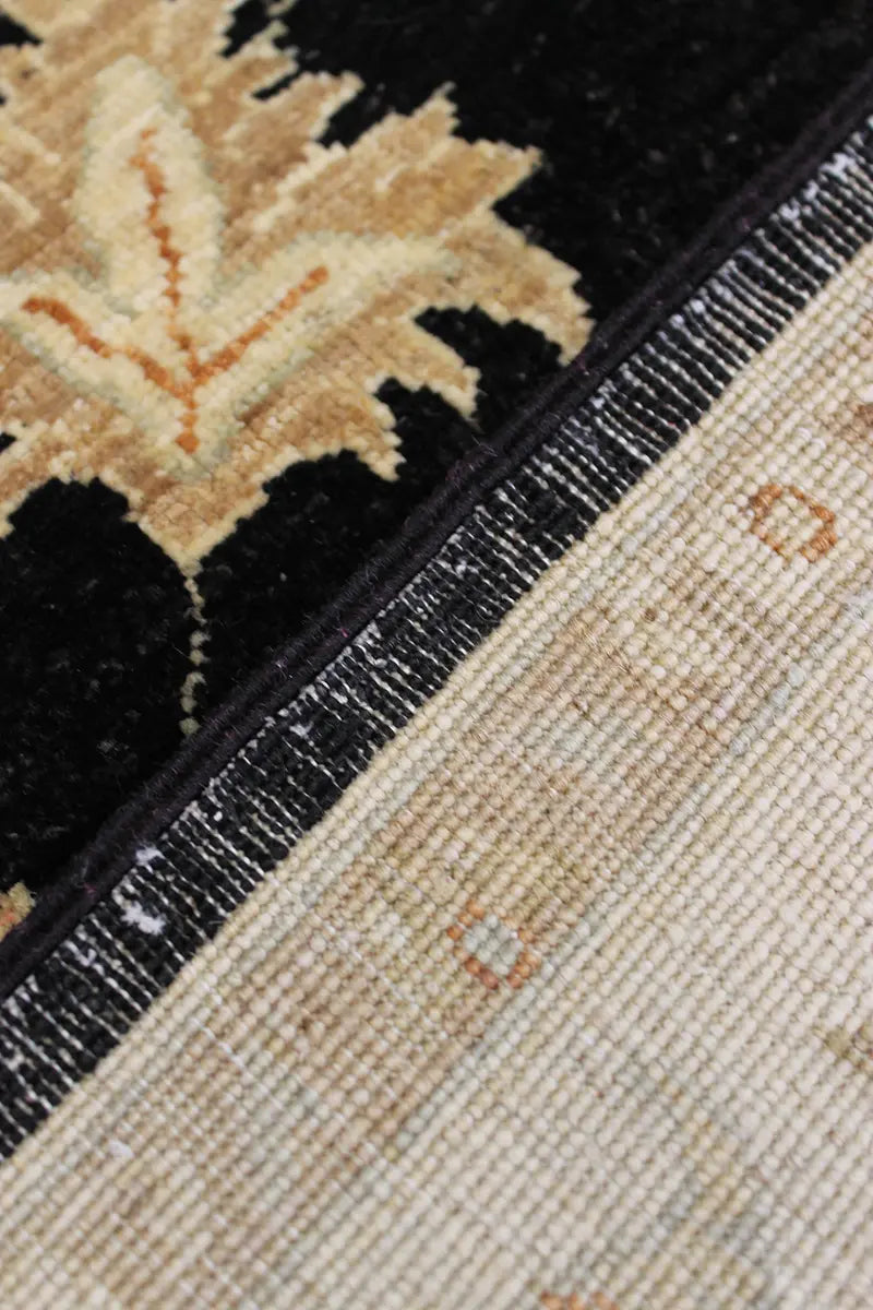 El Dokuma Siyah Uşak Desenli Yün Halı