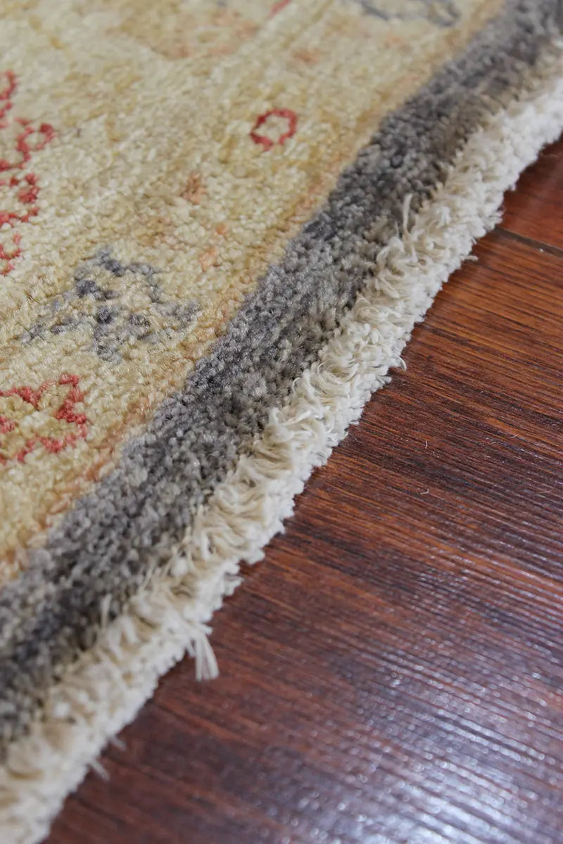 El Dokuma Bej Uşak Desenli Yün Halı