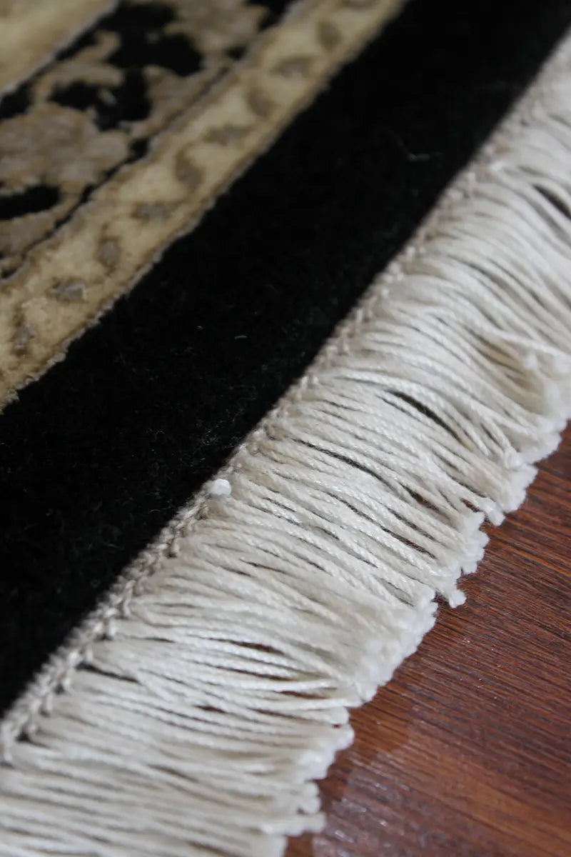 El Dokuma Siyah Uşak Desenli Yün Halı