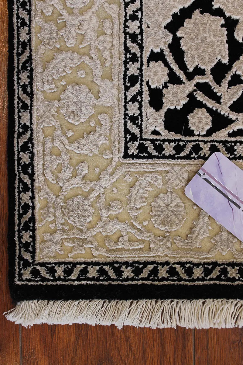 El Dokuma Siyah Uşak Desenli Yün Halı