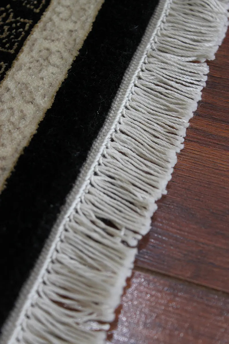 El Dokuma Siyah Uşak Desenli Yün Halı