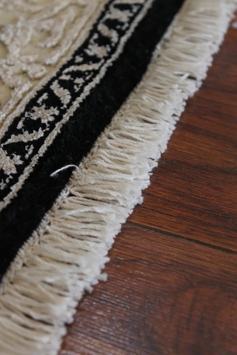 El Dokuma Siyah Uşak Desenli Yün Halı