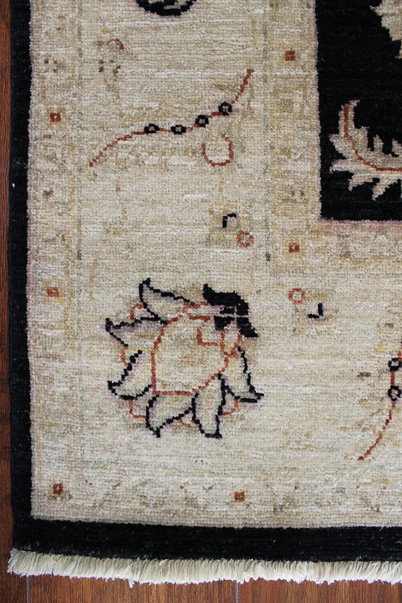 El Dokuma Siyah Uşak Desenli Yün Halı