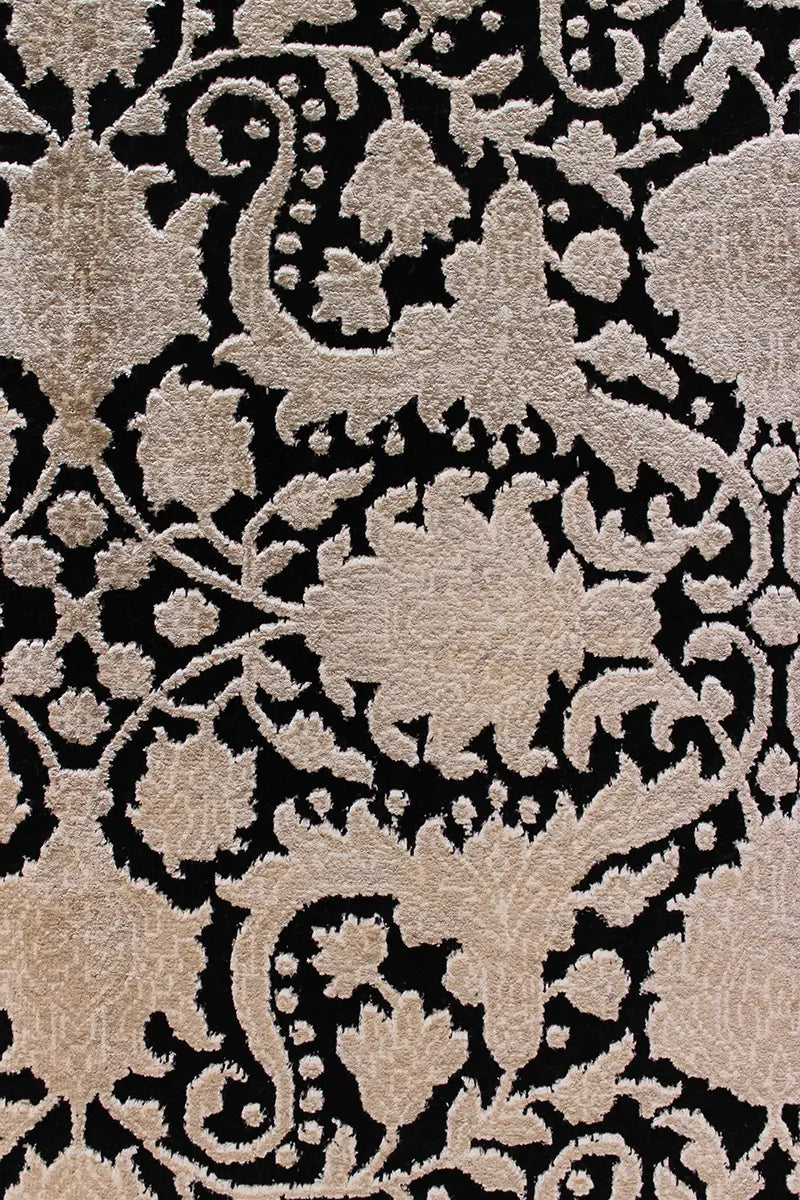 El Dokuma Siyah Uşak Desenli Yün Halı